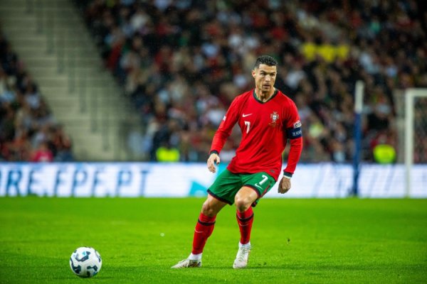 Quá dữ dội! Ronaldo ghi hai bàn, và đội tuyển quốc gia đã ghi được 140 bàn thắng!